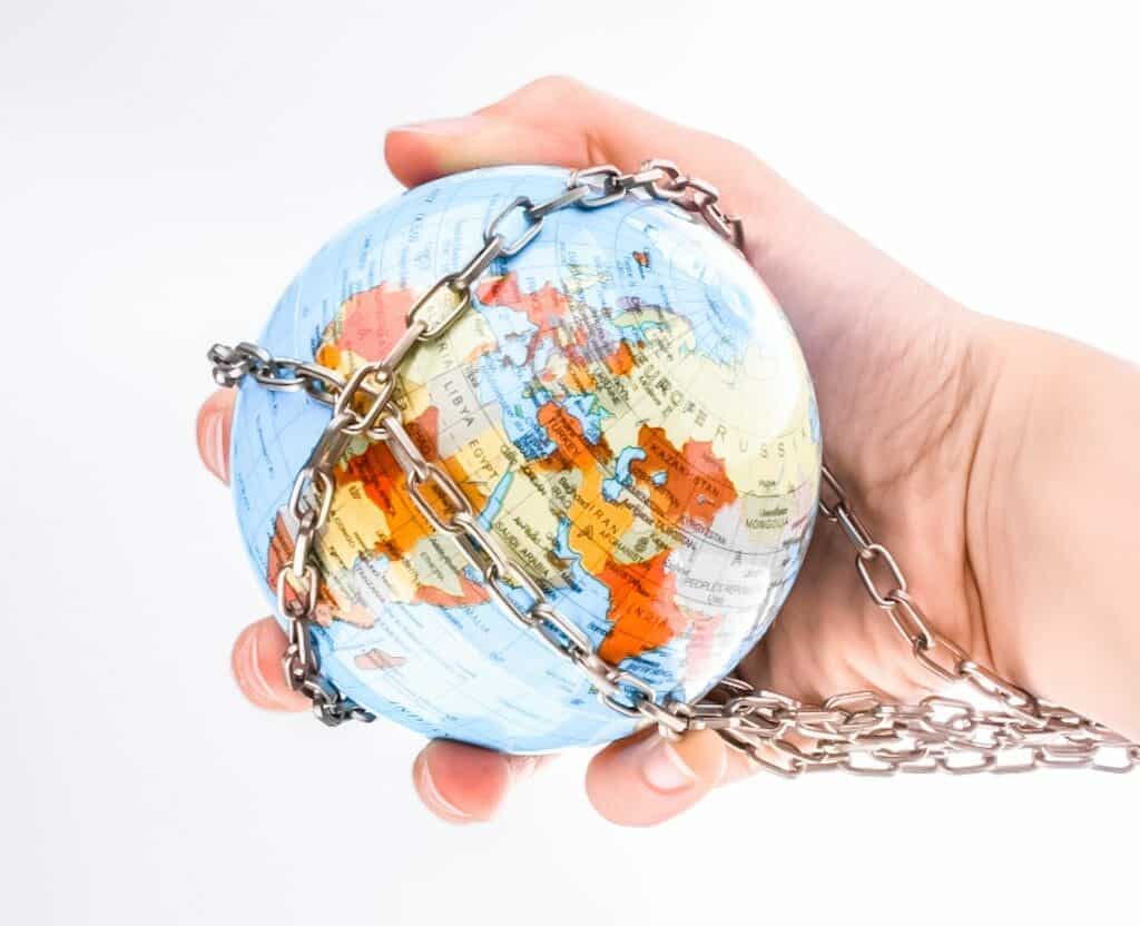 Buying from sustainable products: globe in chains