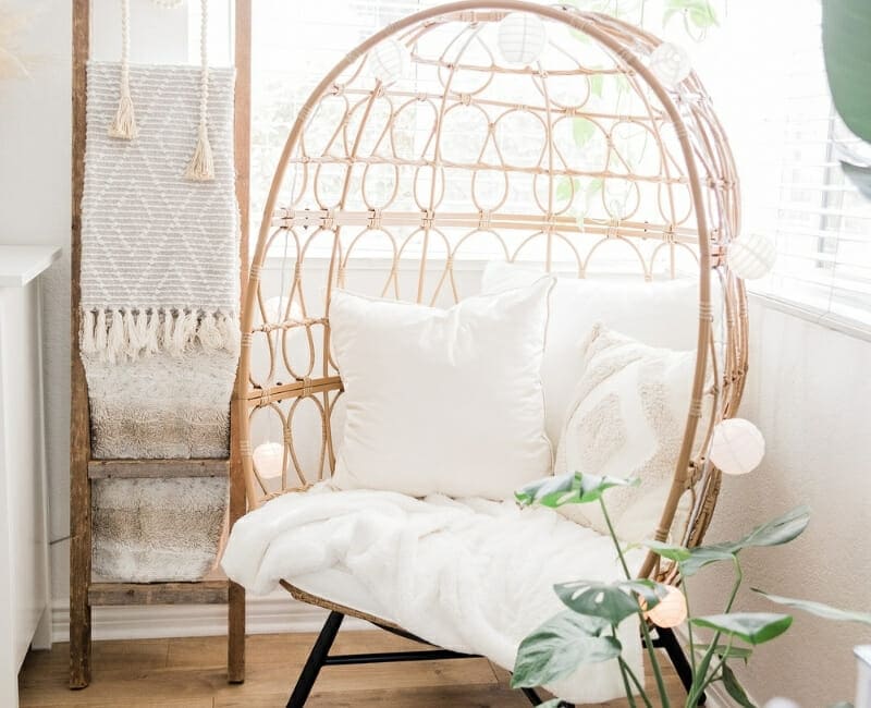 After decluttering: Relaxing space with egg chair