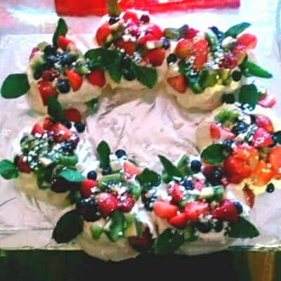 Christmas meringue wreath 