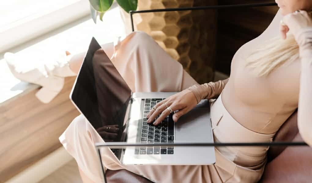 Decluttering before Christmas: woman on laptop